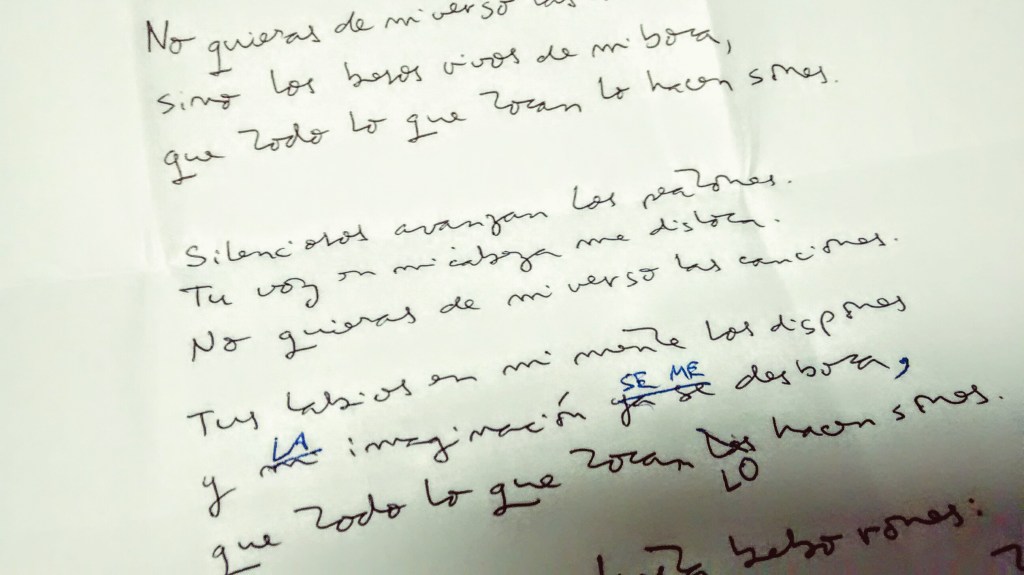 Villanela que escribí para que una amiga me besara, pero que no resultó porque creo que nunca la envié y por eso di con el manuscrito en mis papeles hace&nbsp;poco